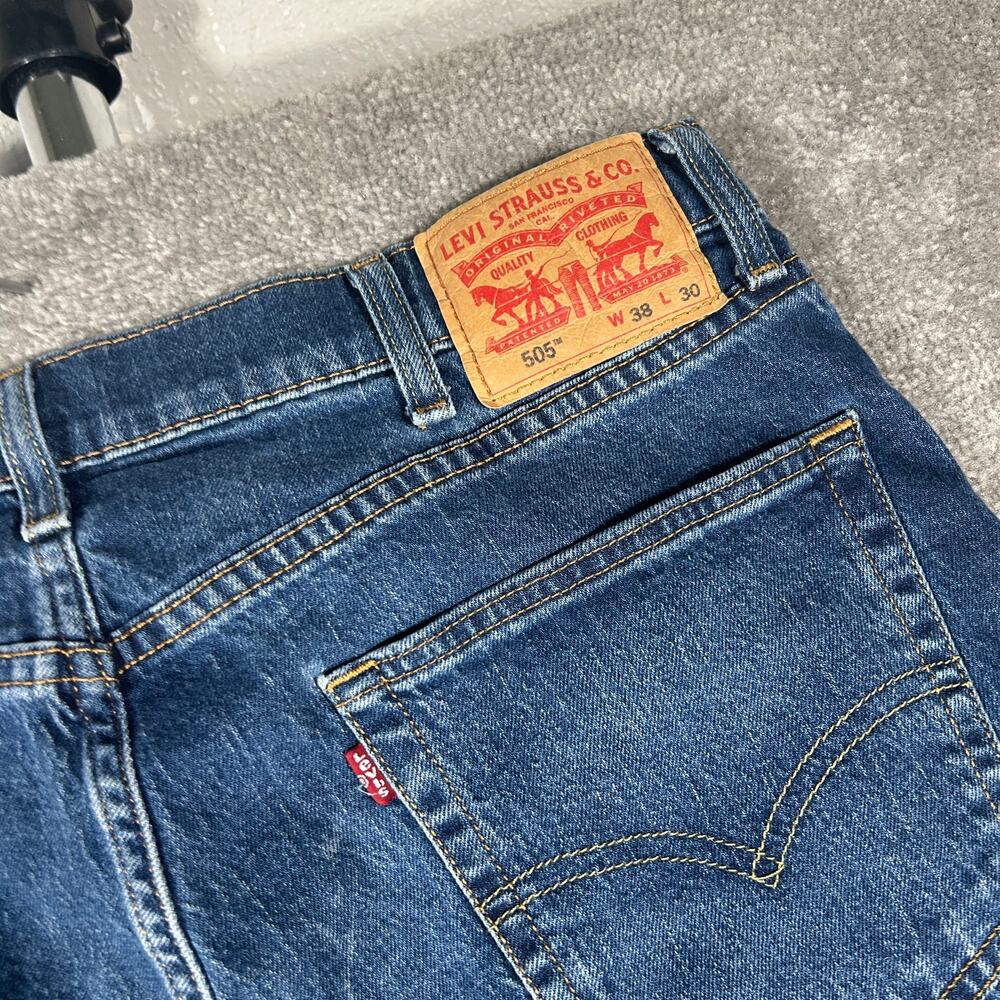 Levi's 505 Straight Leg Size 38x30 Medium Wash Y2K Blue Denim Jeans - Picture 3 of 5